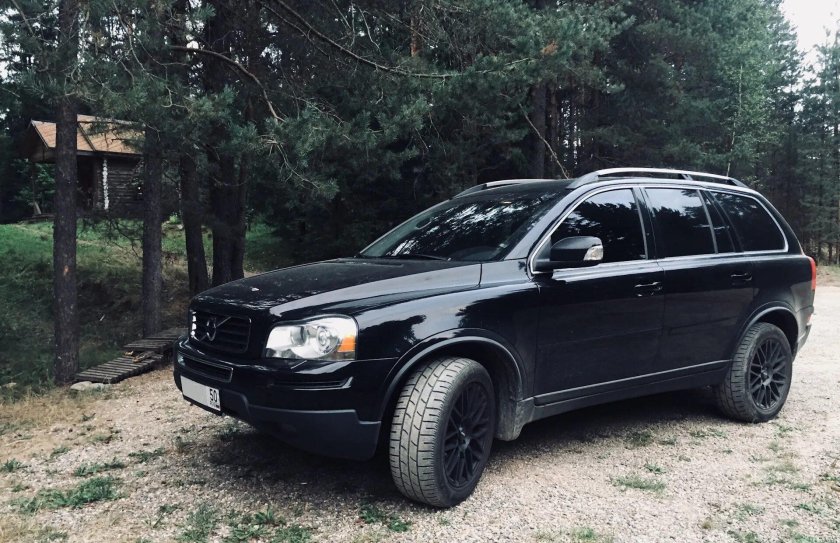 Чёрный Вольво хс90