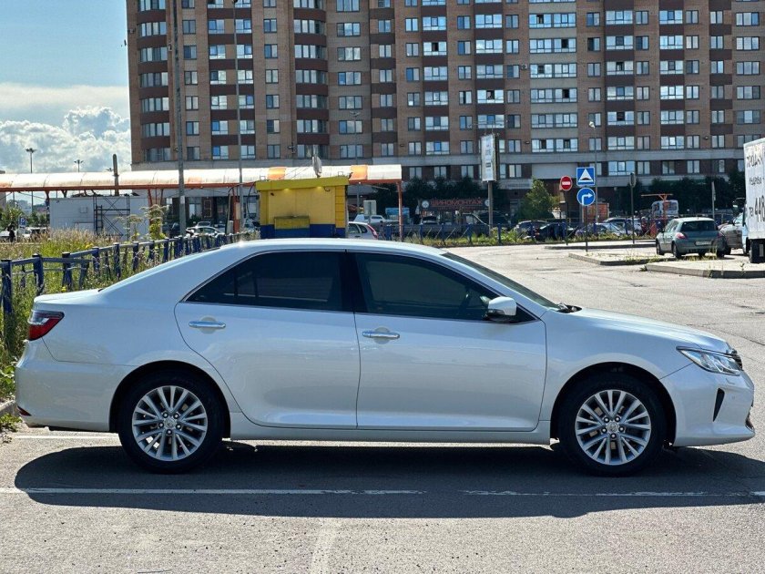 Камри 50 белая