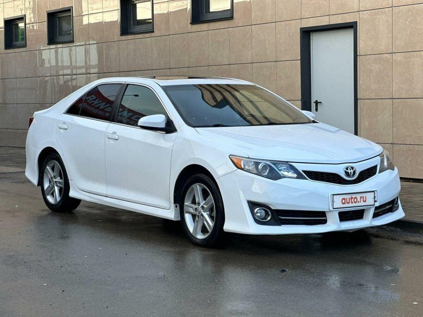 Белая тойота камри