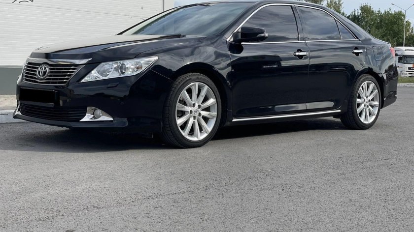 Черная тойота камри