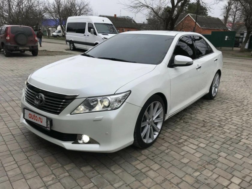 Toyota Camry 50 белая