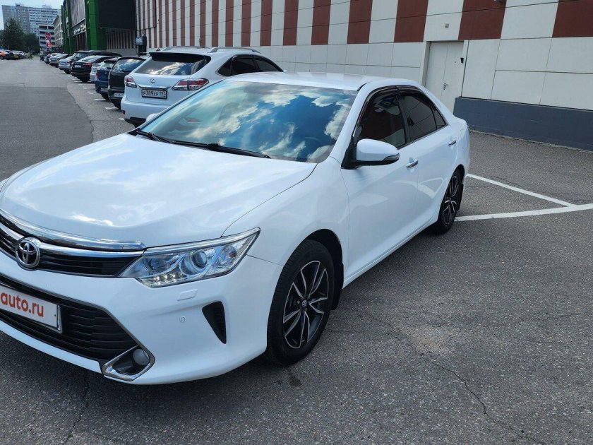 Белый Toyota Camry VII (xv50) Рестайлинг 2.5 at (181 л.с.) с пробегом