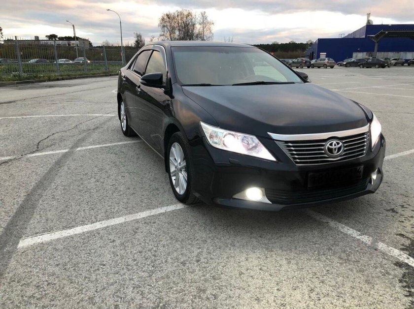 Черная Toyota Camry 50