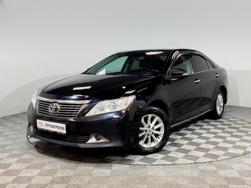 Тойота Камри черная 2012 года