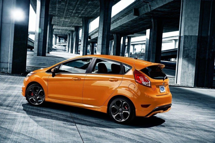 Форд Фиеста оранжевый