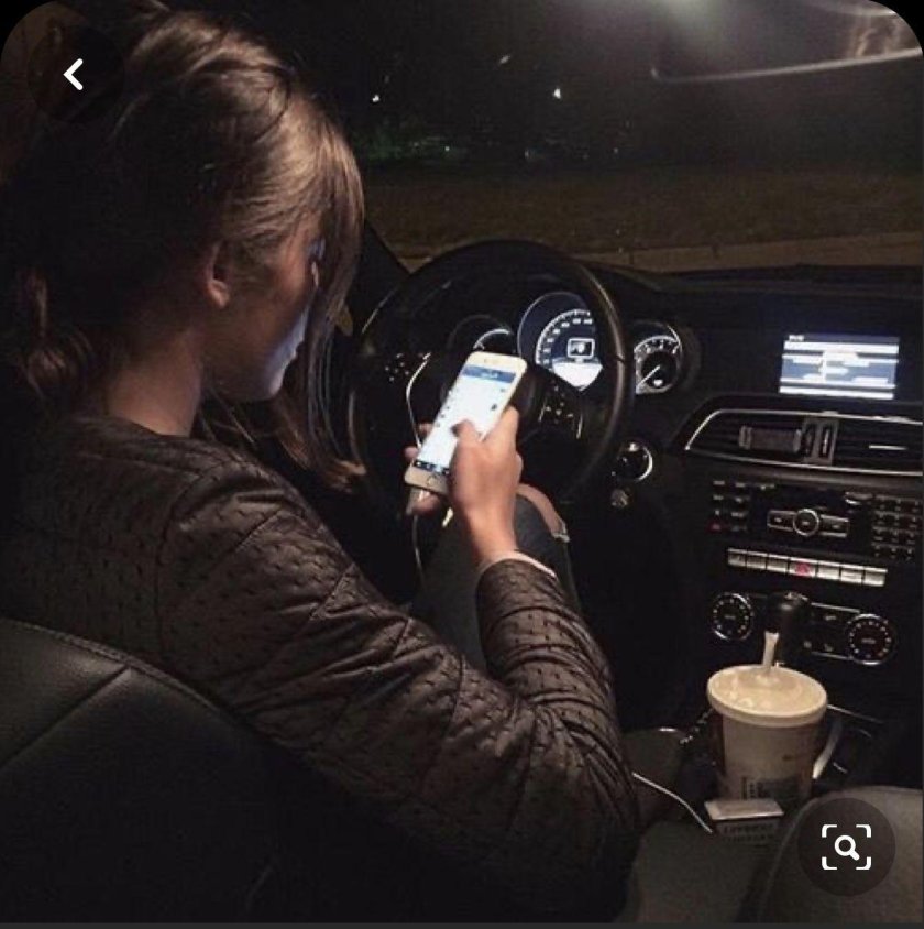 Девушка в машине