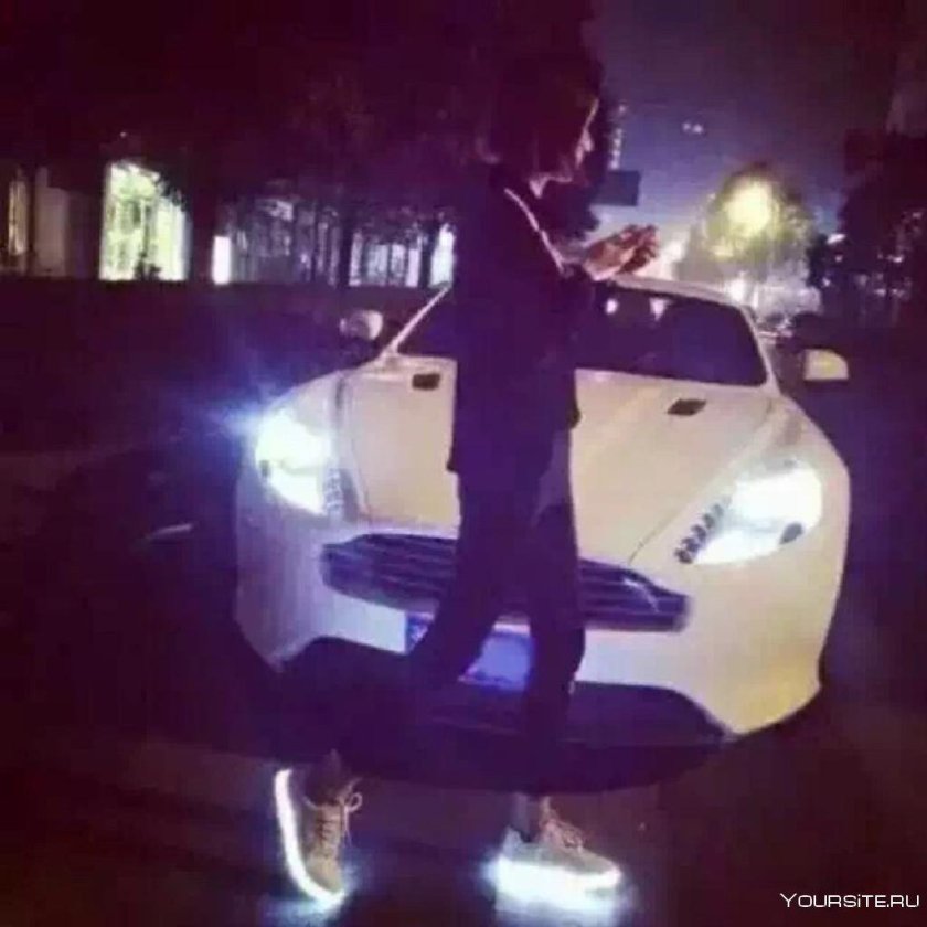 Парень рядом с машиной без лица