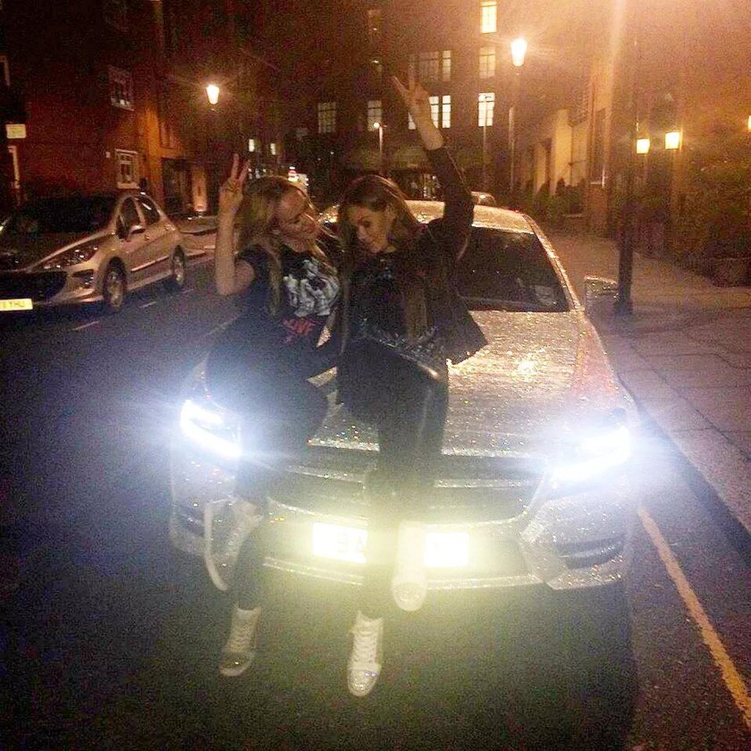 Пацаны возле машины ночью