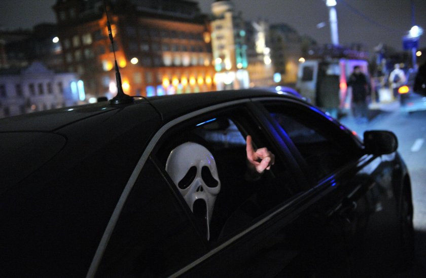 Человек в маске возле машины