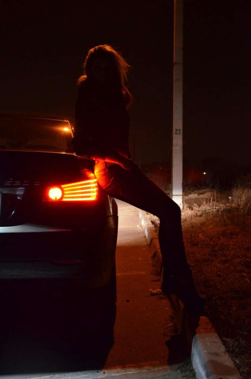 Девушка около машины