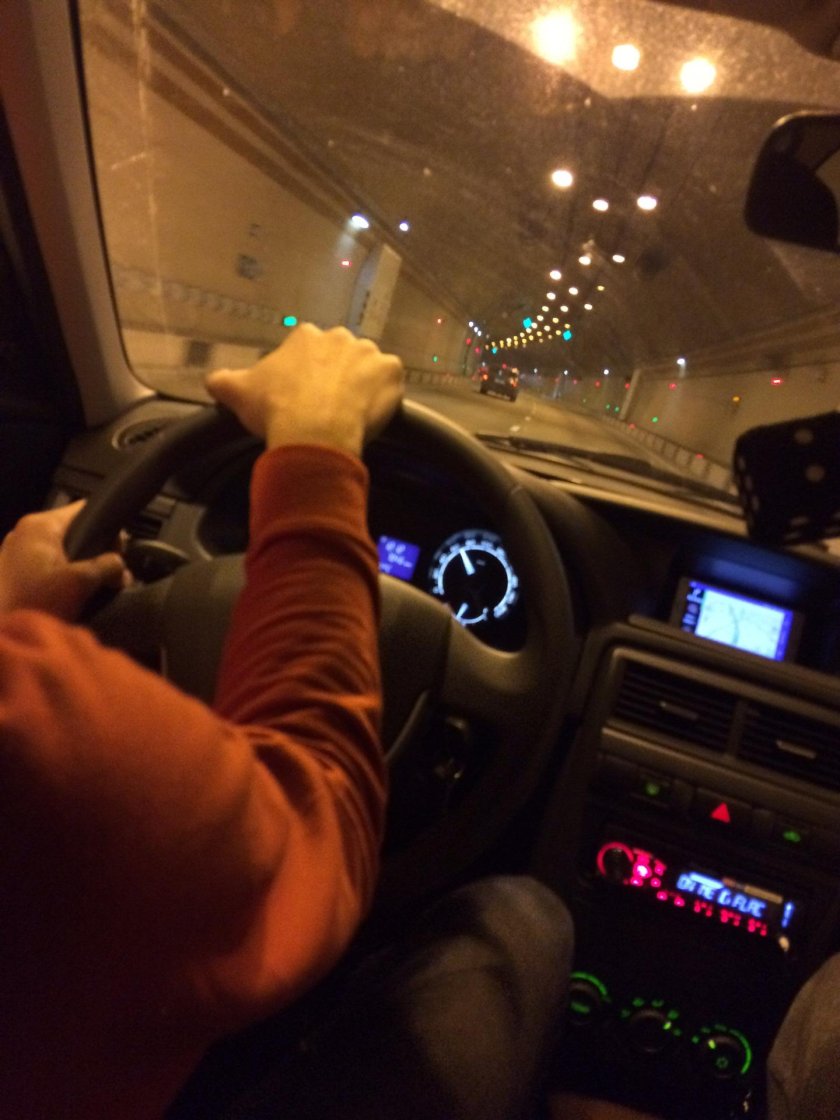 Девушка за рулем ночью