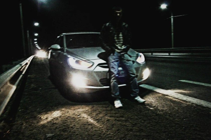Пацаны около машины ночью