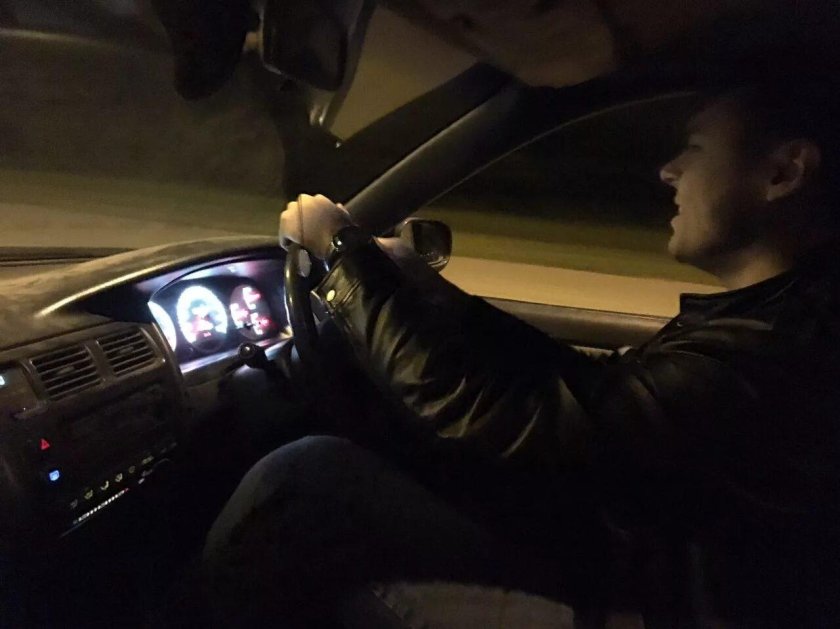 Парень возле машины