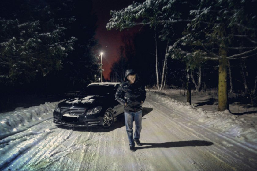 Парень возле машины