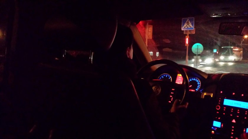 Девушка за рулем ночью