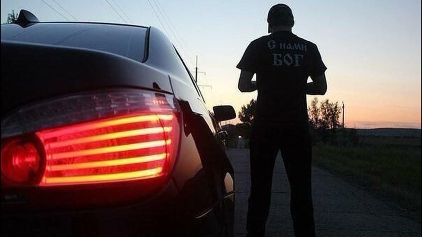 Парень около машины спиной