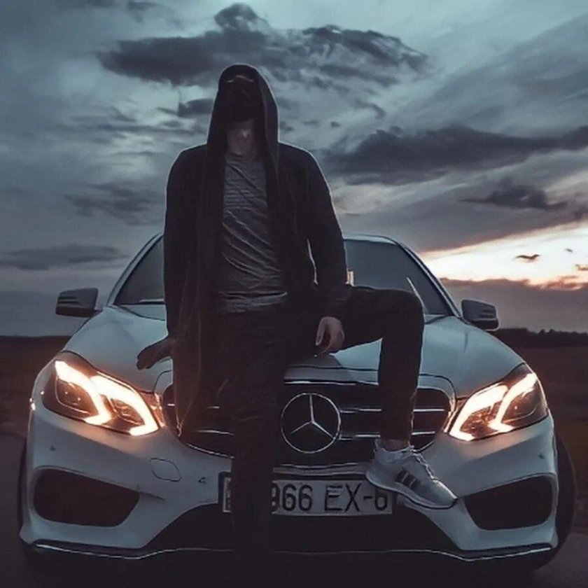 Мужчина возле машины