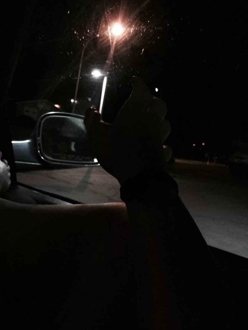 Девушка в машине ночью без лица
