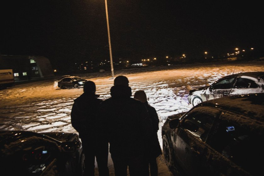 Пацаны ночью на улице зимой