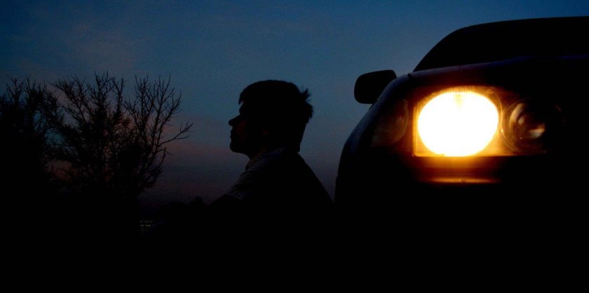 Человек на машине в закате