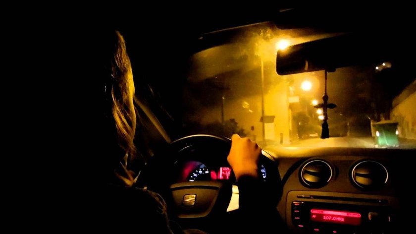 Девушка за рулем ночью