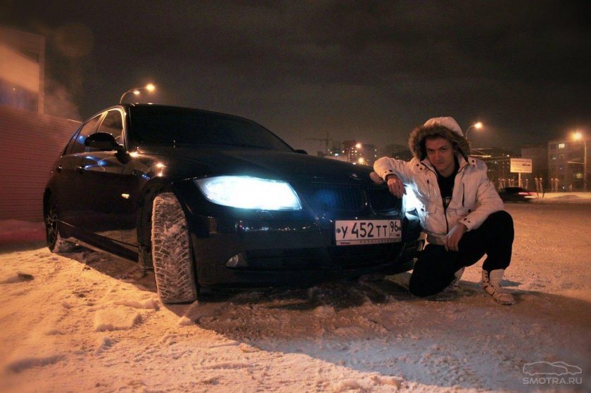 Пацаны возле машины ночью зимой