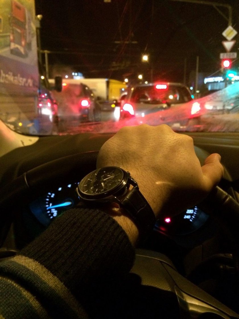 Парень за рулем ночью