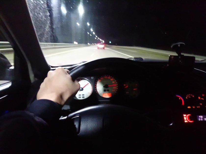 Парень за рулем ночью