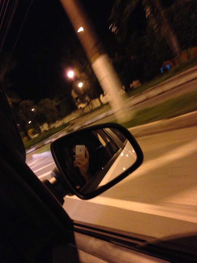 Девушка в машине ночью