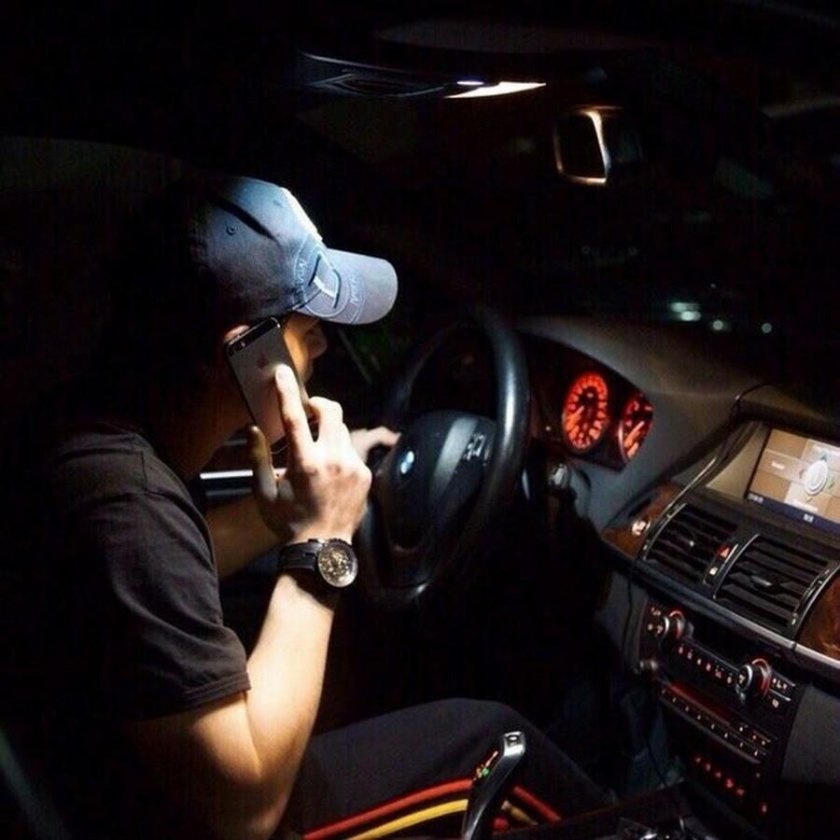 Парень с машиной бед лица