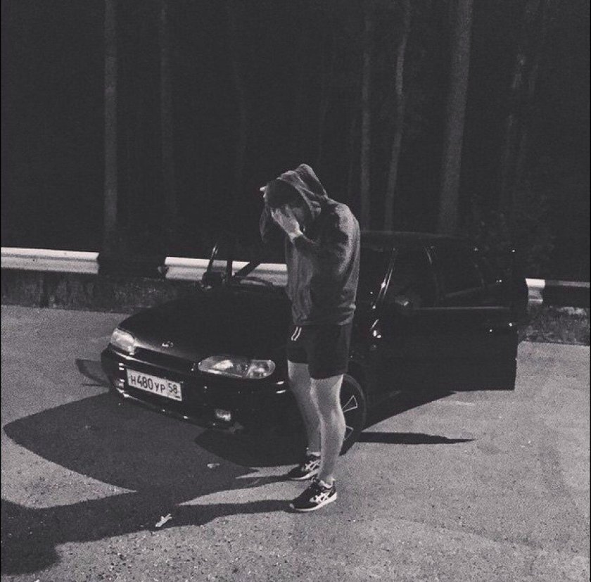 Пацаны возле машины ночью