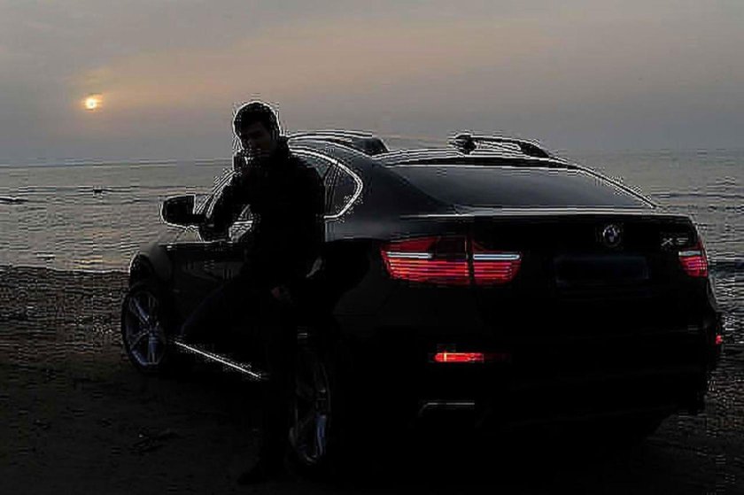 Пацан возле машины