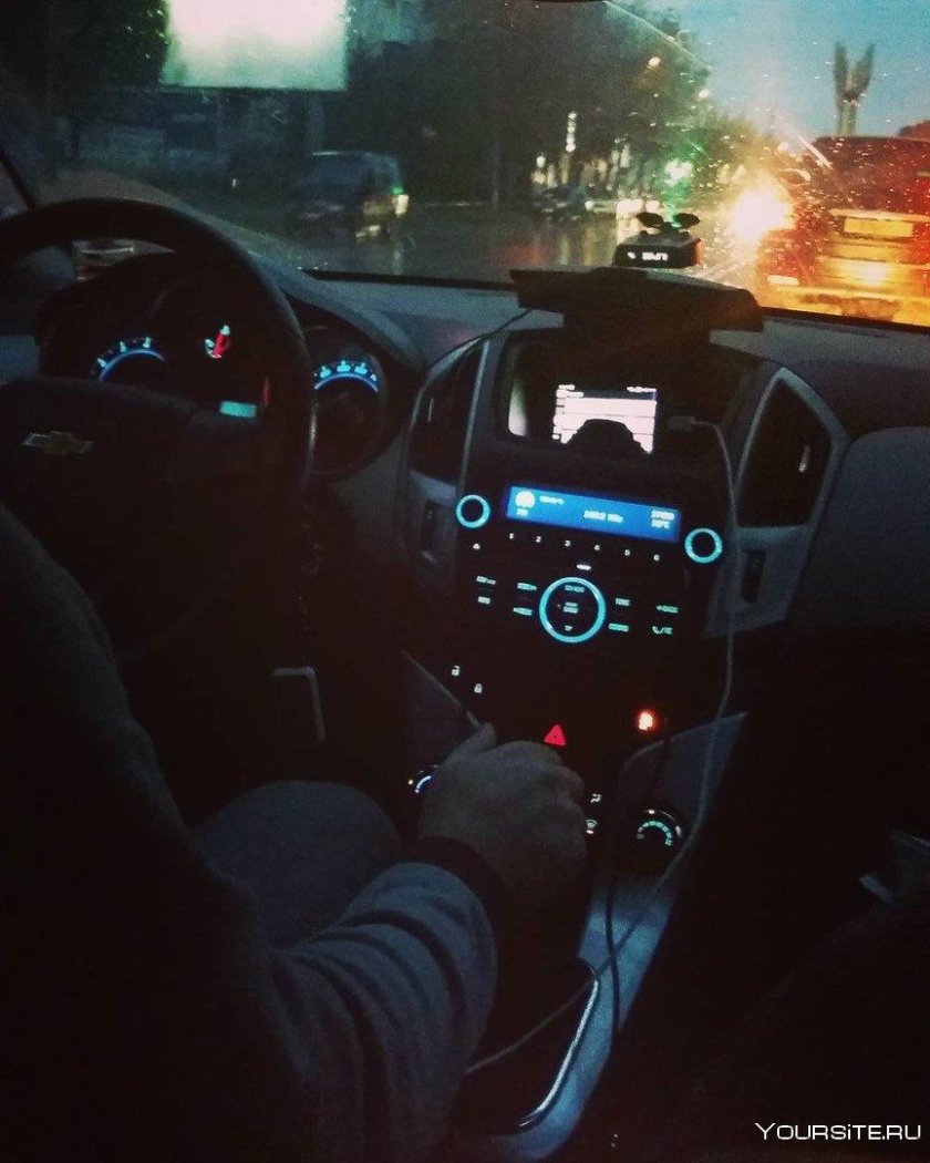 Парень в машине без л ца