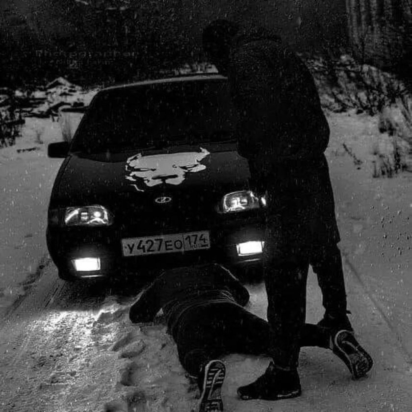 Пацан возле машины