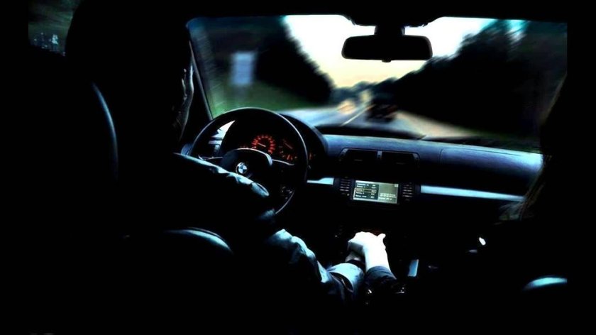 Парень за рулем