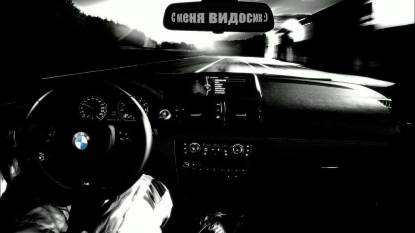 Девушка за рулем ночью