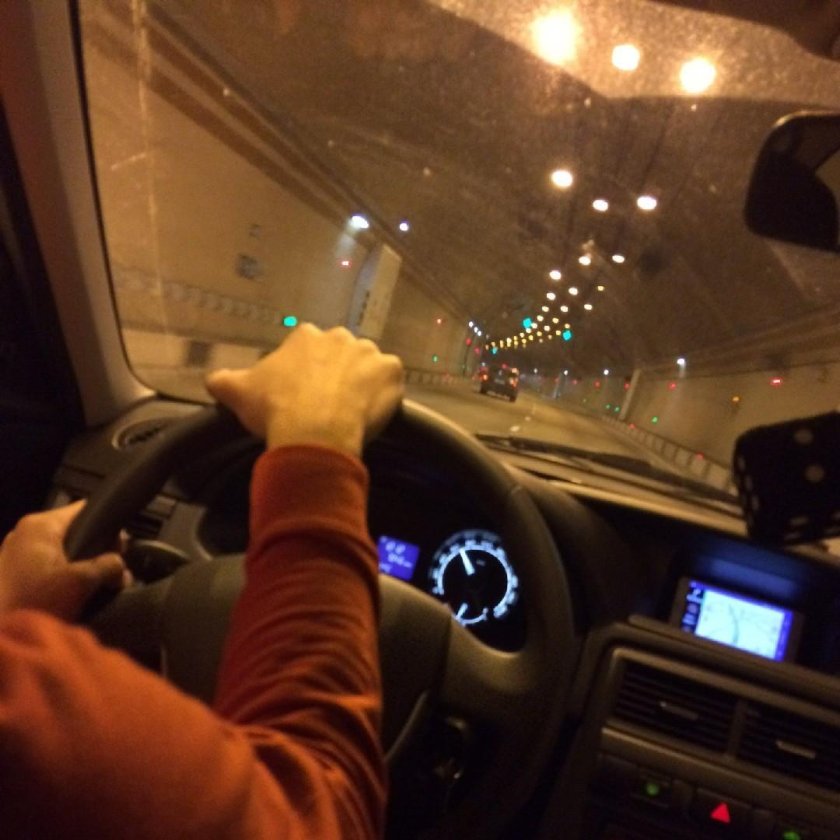 Девушка за рулем ночью