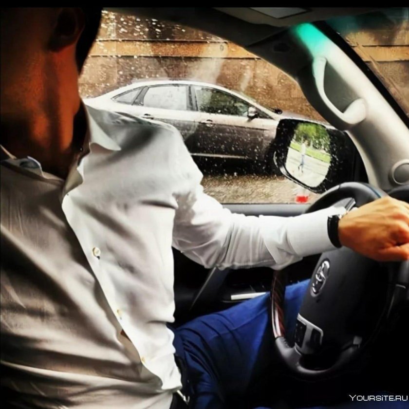 Парень за рулем