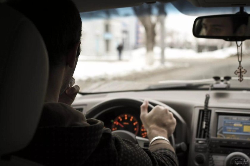 Мужчина за рулем со спины