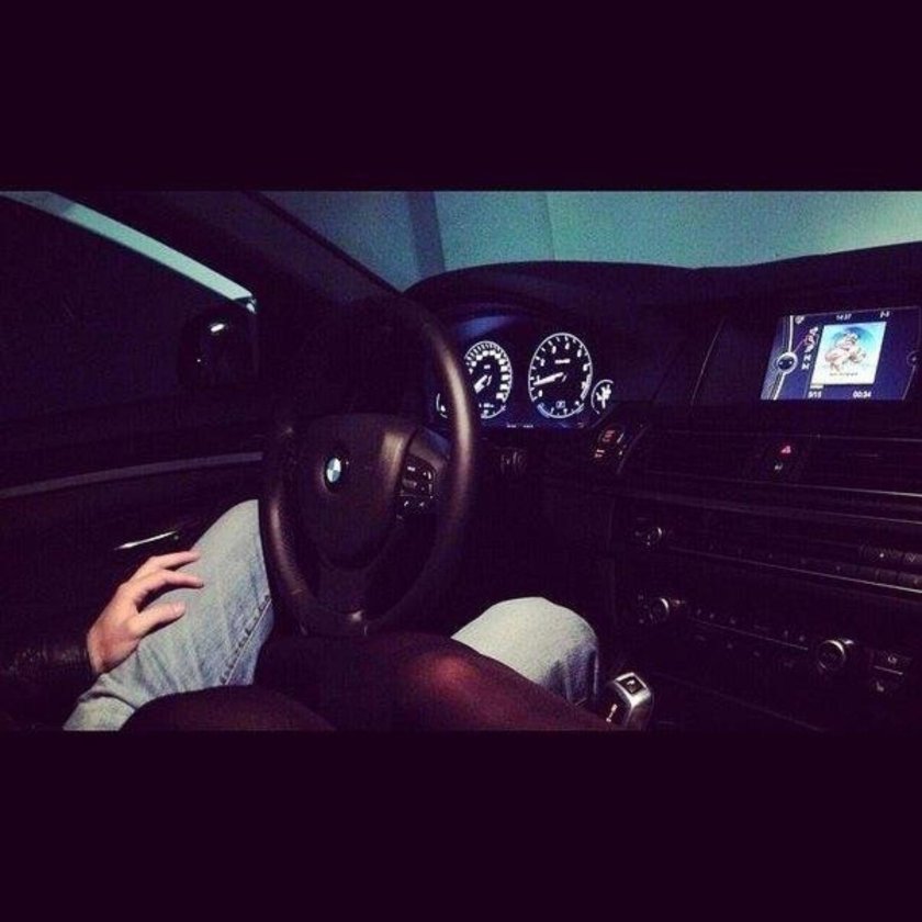 Парень с девушкой в БМВ