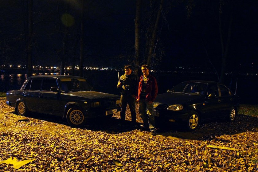 Толпа возле машины