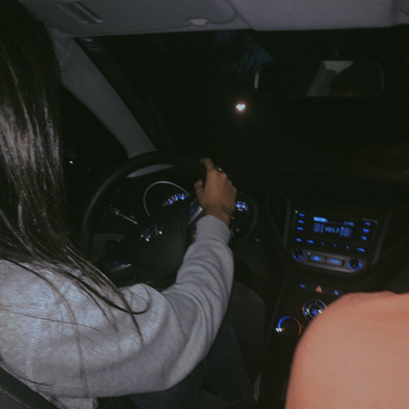 Девушка в машине без лица
