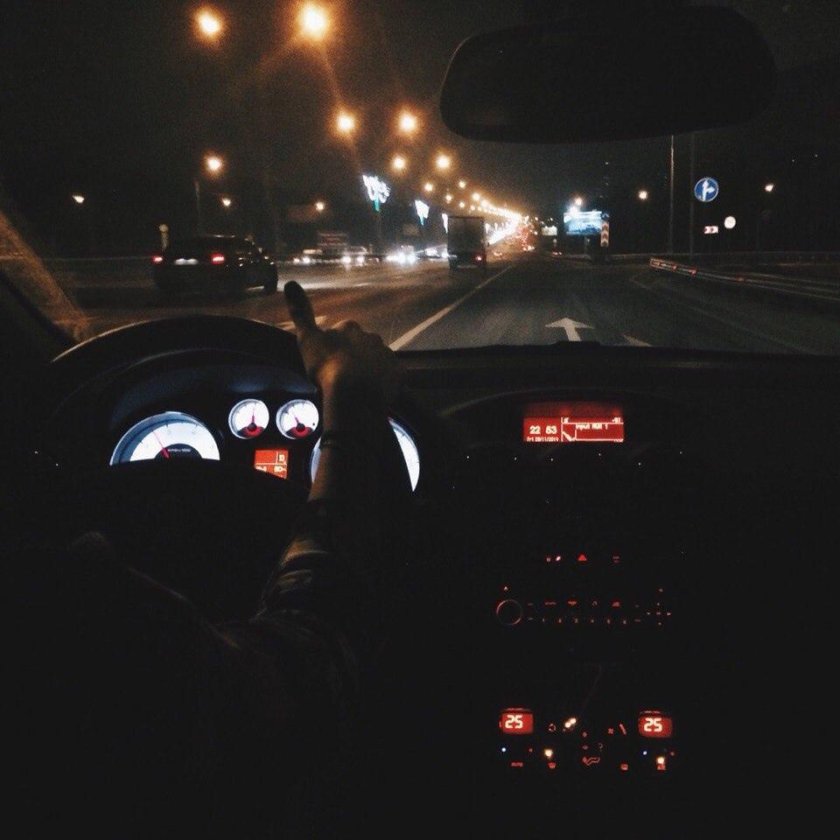 Девушка за рулем ночью