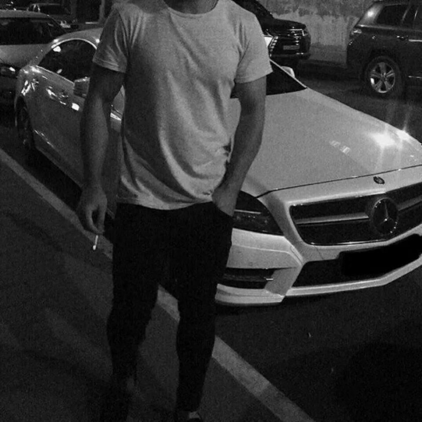 Парень возле машины