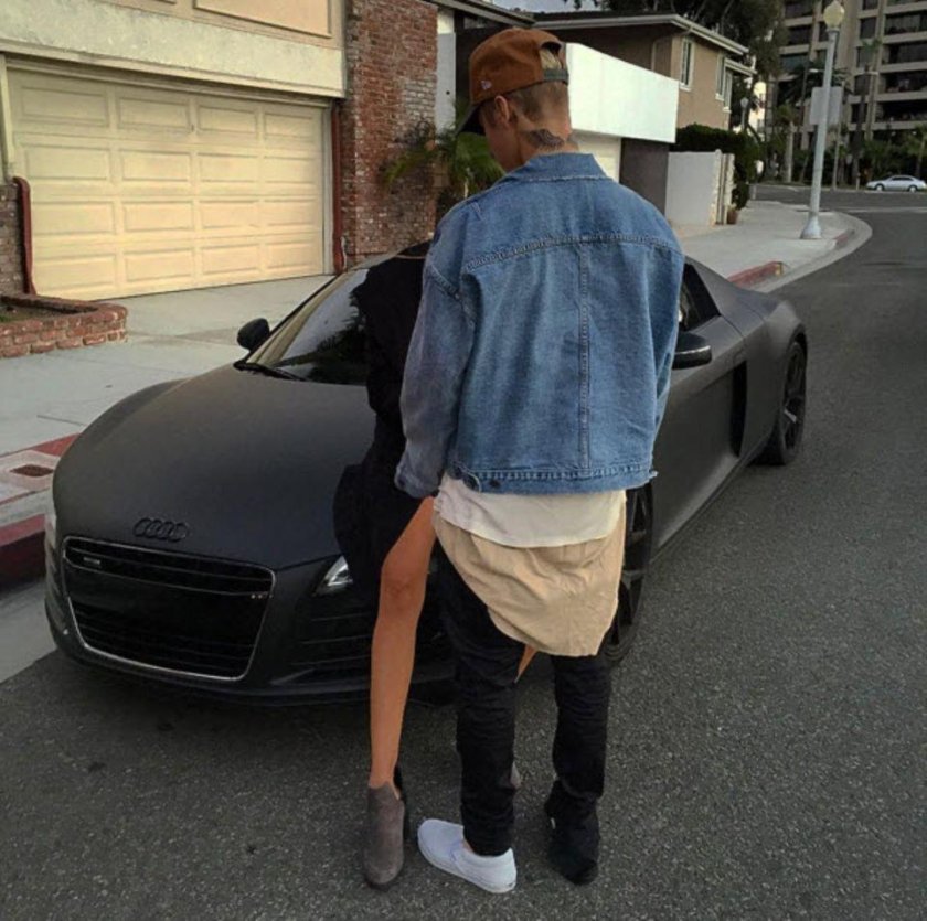 Парень возле машины без лица