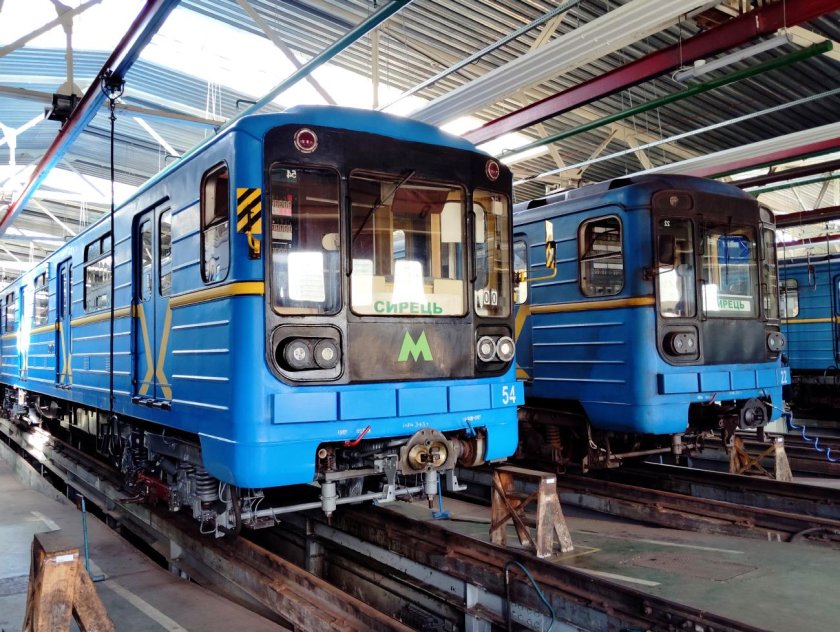 Киевское метро поезда