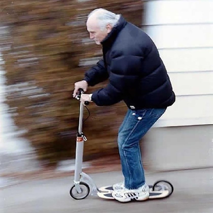 Дедушка на самокате