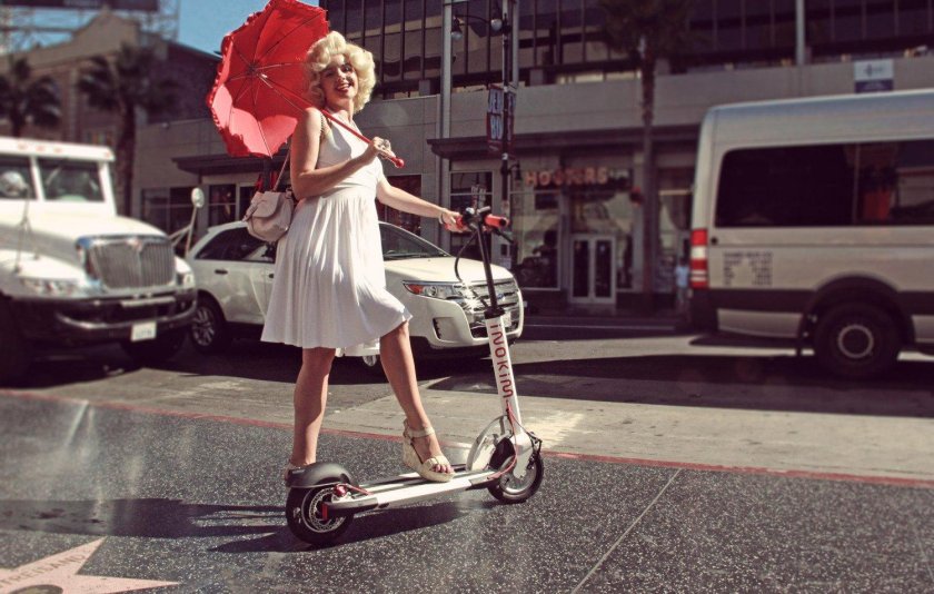 Девушка на самокате