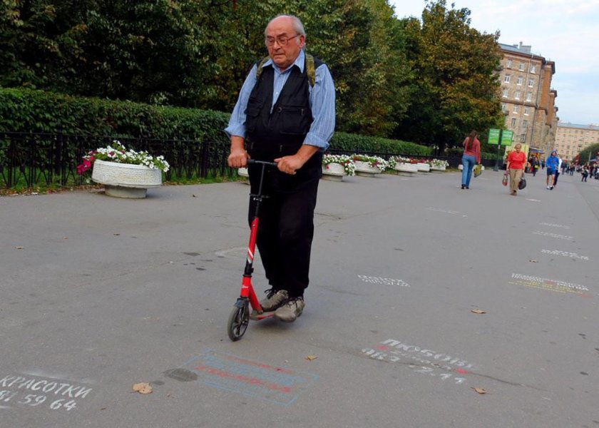 Пенсионер на самокате