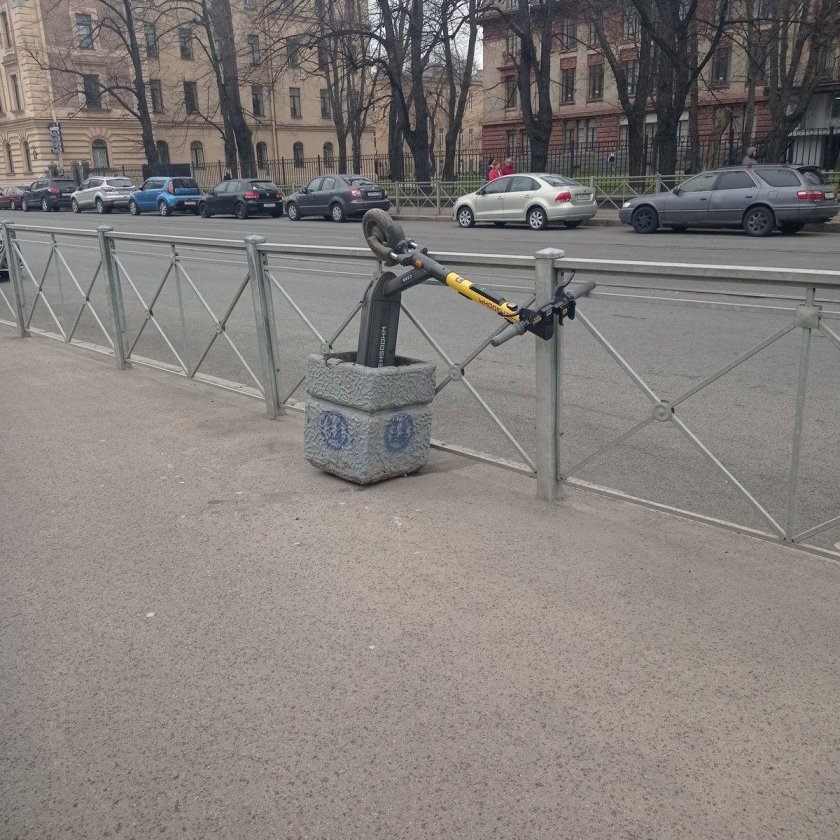 Самокат в мусорке